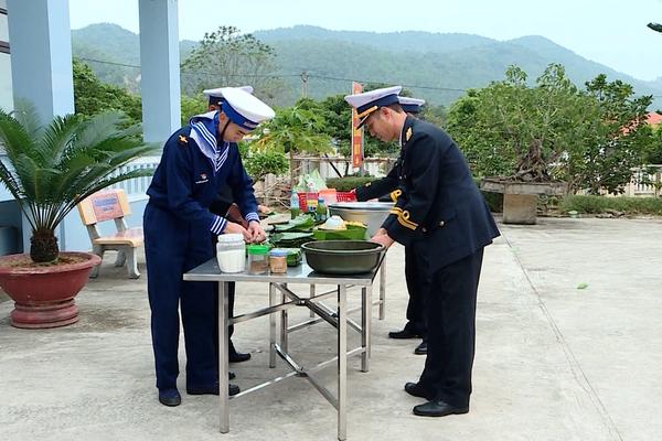 (TTV) Những người lính Hải quân gói bánh chưng đón tết