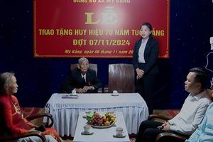 (TTV) Đồng chí Lê Thị Kim Dung, Phó Bí thư Thường trực Tỉnh ủy, Chủ tịch HĐND tỉnh trao Huy hiệu Đảng