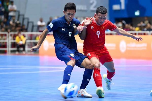 Thắng nghẹt thở Thái Lan, Việt Nam vào bán kết giải futsal Đông Nam Á