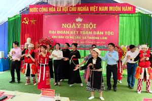 (TTV) Đồng chí Lê Thị Kim Dung, Phó Bí thư Thường trực Tỉnh ủy, Chủ tịch HĐND tỉnh dự Ngày hội Đại đoàn kết toàn dân tộc