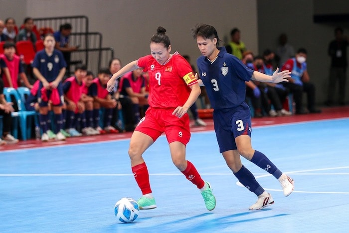 tinh-huong-bong-trong-tran-dau-giua-doi-tuyen-futsal-nu-viet-nam-ao-do-va-thai-lan-tai-giai-futsal-nu-dong-nam-a-2024..jpg