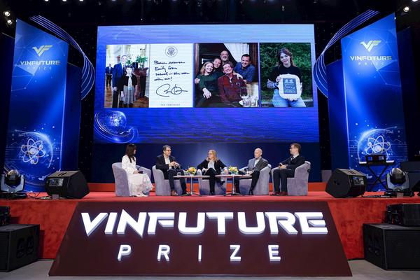 Các chủ nhân Giải thưởng VinFuture 2024 truyền cảm hứng và tình yêu nghiên cứu khoa học