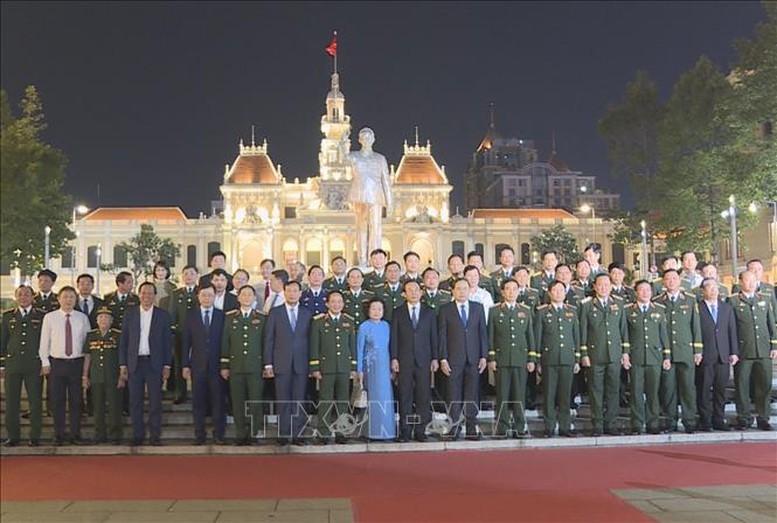 Chủ tịch Quốc hội dự chương trình hòa nhạc và nghệ thuật 'Bài ca không quên'- Ảnh 1.