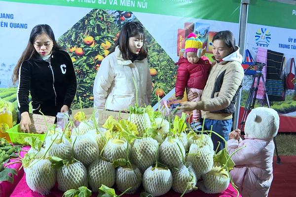 (TTV) Phiên chợ trưng bày, giới thiệu, kết nối tiêu thụ sản phẩm tại xã Kim Bình