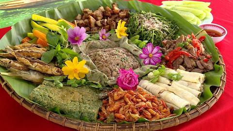 HOA CHUỐI RỪNG VỚI THỊT LỢN HẤP LÁ NGÕA