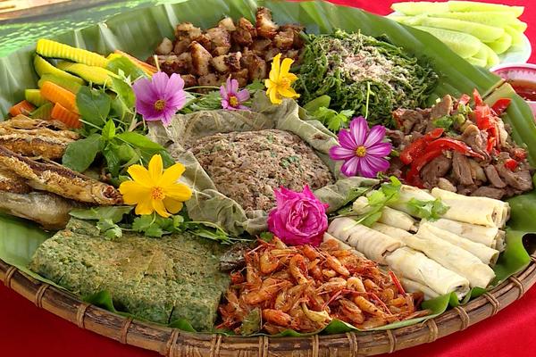 HOA CHUỐI RỪNG VỚI THỊT LỢN HẤP LÁ NGÕA