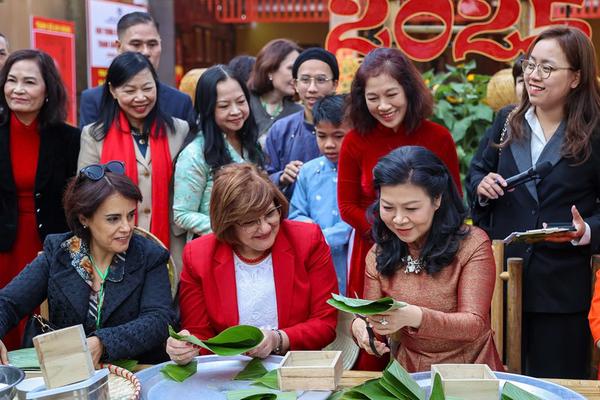 Các nhà ngoại giao trải nghiệm chương trình 'Bản hòa ca Tết Việt'