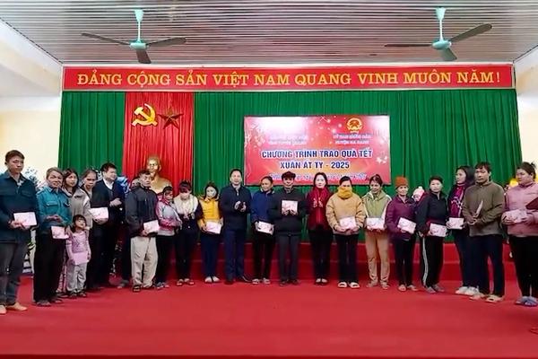 (TTV) Lãnh đạo tỉnh tặng quà tết và trao Huy hiệu Đảng tại huyện Na Hang