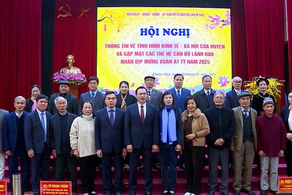 (TTV) Chiêm Hoá tổ chức hội nghị thông tin về tình hình kinh tế - xã hội và gặp mặt các thế hệ cán bộ lãnh đạo