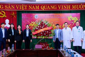 (TTV) ĐỒNG CHÍ LÊ THỊ KIM DUNG, PHÓ BÍ THƯ THƯỜNG TRỰC TỈNH ỦY, CHỦ TỊCH HĐND TỈNH TẶNG QUÀ TẾT TẠI BỆNH VIỆN ĐA KHOA TỈNH