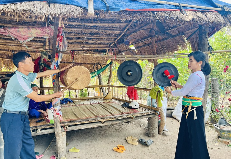 Để tiếng cồng chiêng luôn ngân vang, rộn rã nơi vùng biên giới- Ảnh 2.