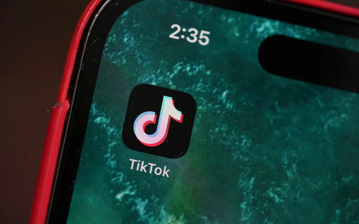 Smartphone cài sẵn TikTok được rao bán 50.000 USD