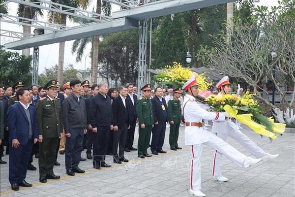 Tổng Bí thư Tô Lâm dâng hương tại Nghĩa trang liệt sĩ quốc gia Vị Xuyên (Hà Giang)