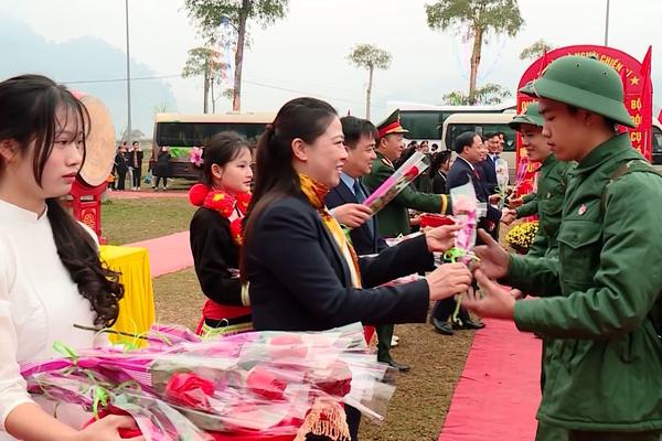 (TTV) ĐỒNG CHÍ LÊ THỊ KIM DUNG, PHÓ BÍ THƯ THƯỜNG TRỰC TỈNH ỦY, CHỦ TỊCH HĐND TỈNH DỰ LỄ GIAO NHẬN QUÂN NĂM 2025 TẠI HUYỆN LÂM BÌNH