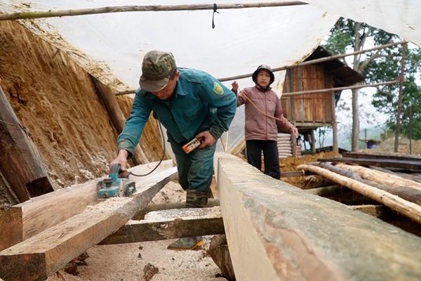 (TTV) Khơi dậy tinh thần quyết tâm của các hộ nghèo trong xóa nhà tạm, nhà dột nát