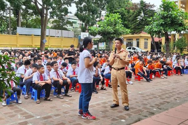 Đa dạng hóa hình thức giáo dục pháp luật trong nhà trường, lồng ghép với hoạt động ngoại khóa