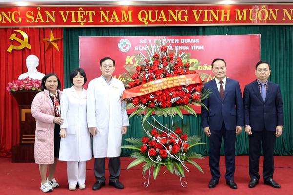 (TTV) Thủ tướng Phạm Minh Chính tặng hoa chúc mừng Bệnh viện Đa khoa tỉnh Tuyên Quang