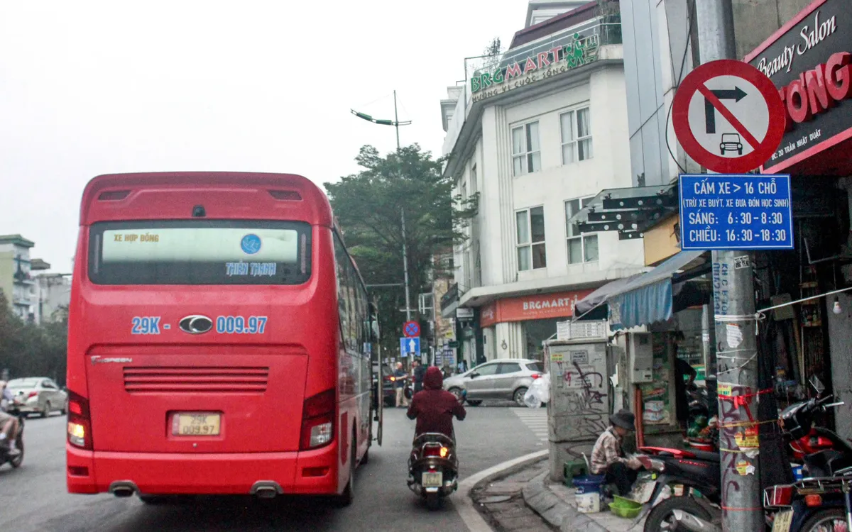 Hà Nội hạn chế xe trên 16 chỗ vào phố cổ: Thông thoáng giờ cao điểm, đến tối lại ùn tắc