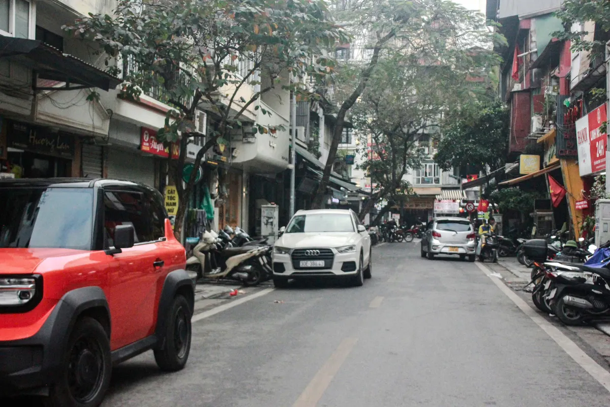 Hà Nội hạn chế xe trên 16 chỗ vào phố cổ: Thông thoáng giờ cao điểm, đến tối lại ùn tắc - Ảnh 3.