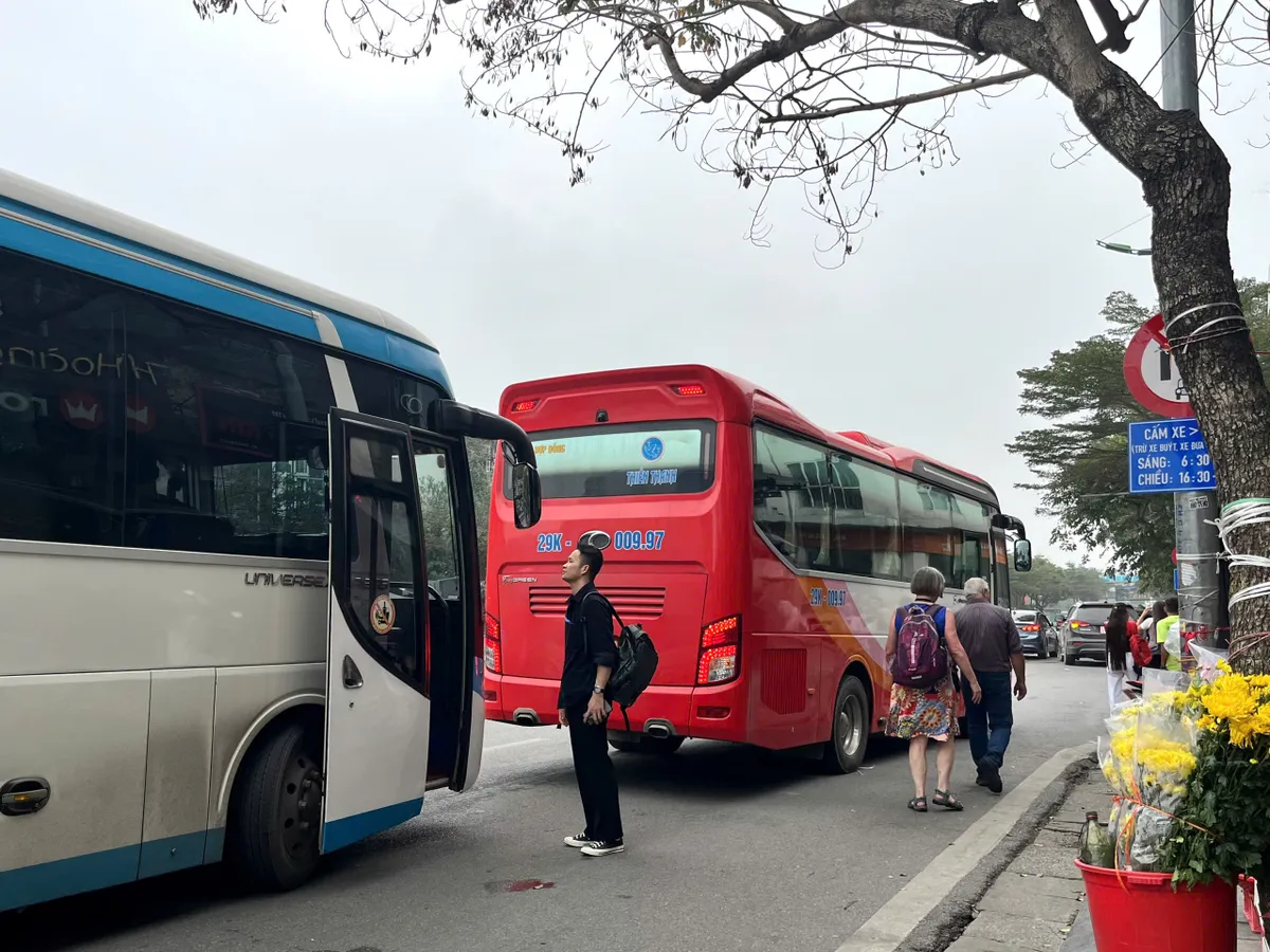 Hà Nội hạn chế xe trên 16 chỗ vào phố cổ: Thông thoáng giờ cao điểm, đến tối lại ùn tắc - Ảnh 5.