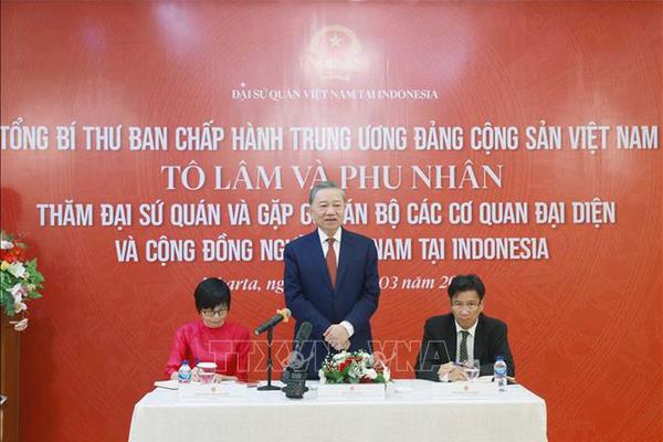 Tổng Bí thư thăm Đại sứ quán, gặp gỡ cán bộ các cơ quan đại diện và cộng đồng người Việt Nam tại Indonesia