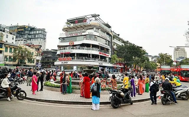 Nhiều người tụ tập check-in tòa Hàm cá mập, CSGT Hà Nội ra khuyến cáo