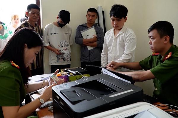 (TTV) Công an tỉnh Tuyên Quang cấp căn cước và tài khoản định danh điện tử trong dịp nghỉ lễ 30/4 -1/5