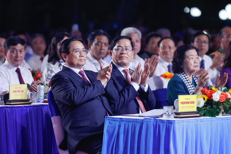 Thủ tướng: Kỷ niệm 50 năm ngày giải phóng Côn Đảo, quyết tâm lập những kỳ tích mới, hào hùng và oanh liệt hơn - Ảnh 1.