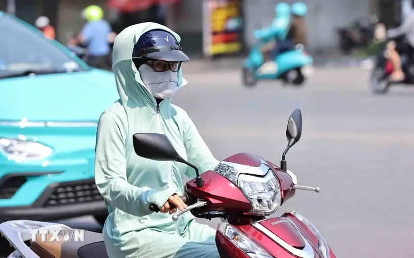 Thời tiết ngày 4/5: Nắng nóng diện rộng, chiều tối mưa dông cục bộ