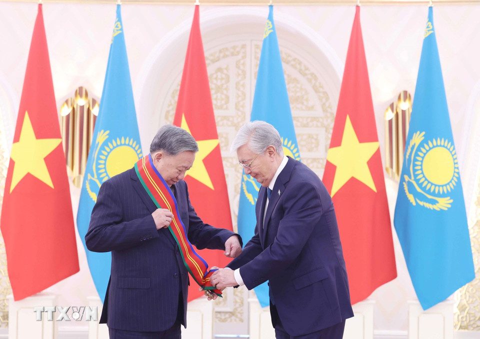 Tổng Bí thư Tô Lâm nhận Huân chương Hữu nghị Dostyk hạng nhất của Kazakhstan - Ảnh 1.