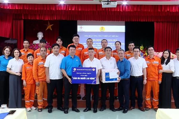 (TTV) Công đoàn Tổng Công ty Điện lực Miền Bắc tặng quà người lao động