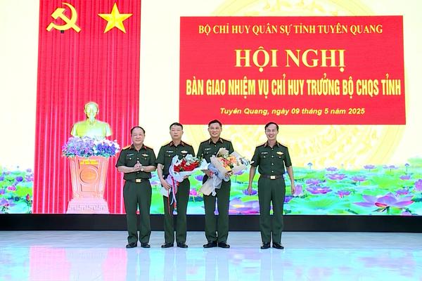 (TTV) Bàn giao nhiệm vụ Chỉ huy trưởng Bộ CHQS tỉnh Tuyên Quang 