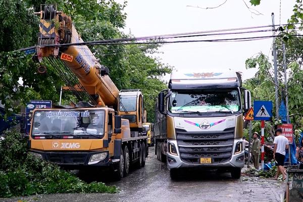 (TTV) Mưa lớn gây ách tắc giao thông cục bộ trên tuyến Quốc lộ 2