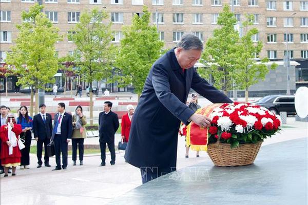 Tổng Bí thư Tô Lâm và Phu nhân dâng hoa tưởng nhớ Chủ tịch Hồ Chí Minh và Tổng Bí thư Lê Duẩn tại Moscow