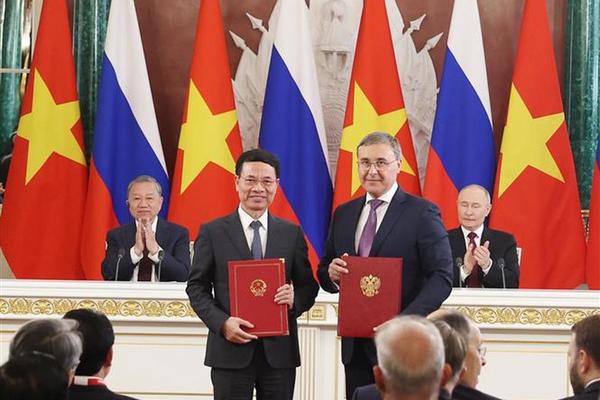 Tổng Bí thư Tô Lâm và Tổng thống Nga V. Putin chứng kiến trao các văn kiện hợp tác