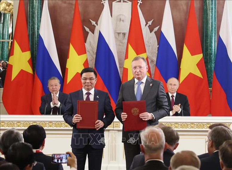 Tổng Bí thư Tô Lâm và Tổng thống Nga V. Putin chứng kiến trao các văn kiện hợp tác- Ảnh 2.