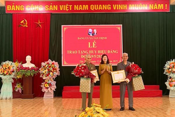 (TTV) Lãnh đạo tỉnh trao tặng Huy hiệu Đảng đợt 19/5 tại huyện Chiêm Hóa