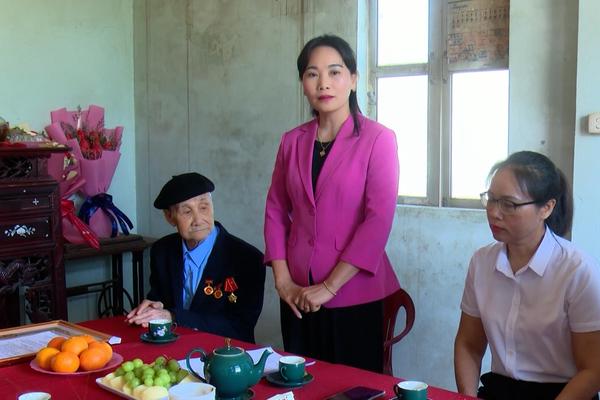 (TTV) Lãnh đạo tỉnh trao tăng Huy hiệu Đảng đợt 19/5 tại huyện Na Hang