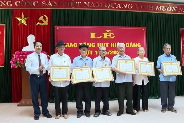 (TTV) Trao tặng Huy hiệu Đảng đợt 19/5 tại huyện Sơn Dương