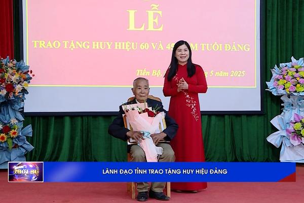 (TTV) Lãnh đạo tỉnh trao tặng Huy hiệu Đảng tại Đảng bộ xã Tiến Bộ, huyện Yên Sơn