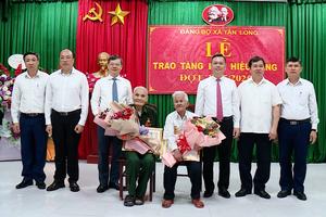 (TTV) Đồng chí Nguyễn Văn Sơn, Phó Bí thư Tỉnh ủy, Chủ tịch UBND tỉnh trao Huy hiệu Đảng đợt 19/5