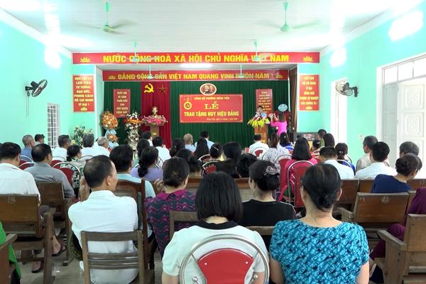(TTV) Trao tặng Huy hiệu Đảng cho đảng viên lão thành Thành phố Tuyên Quang