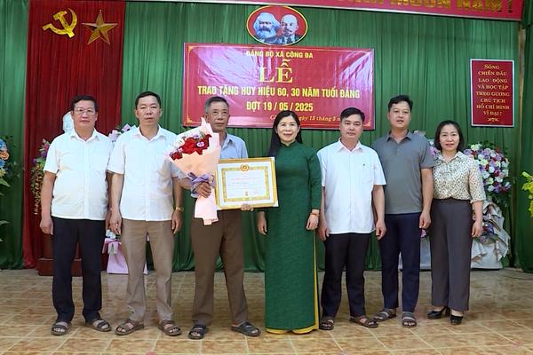 (TTV) Lãnh đạo tỉnh trao Huy hiệu Đảng đợt 19/5