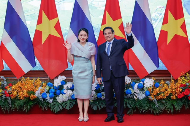 Thủ tướng Phạm Minh Chính cùng Thủ tướng Thái Lan tham quan triển lãm sản phẩm thủ công mỹ nghệ Việt Nam- Ảnh 1.