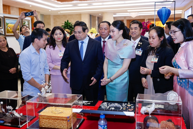 Thủ tướng Phạm Minh Chính cùng Thủ tướng Thái Lan tham quan triển lãm sản phẩm thủ công mỹ nghệ Việt Nam- Ảnh 3.