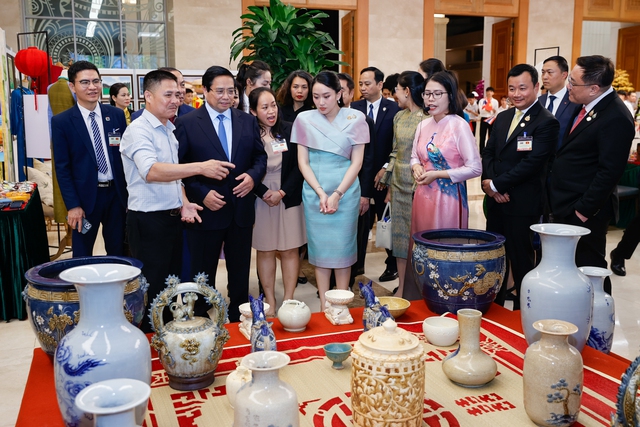Thủ tướng Phạm Minh Chính cùng Thủ tướng Thái Lan tham quan triển lãm sản phẩm thủ công mỹ nghệ Việt Nam- Ảnh 4.