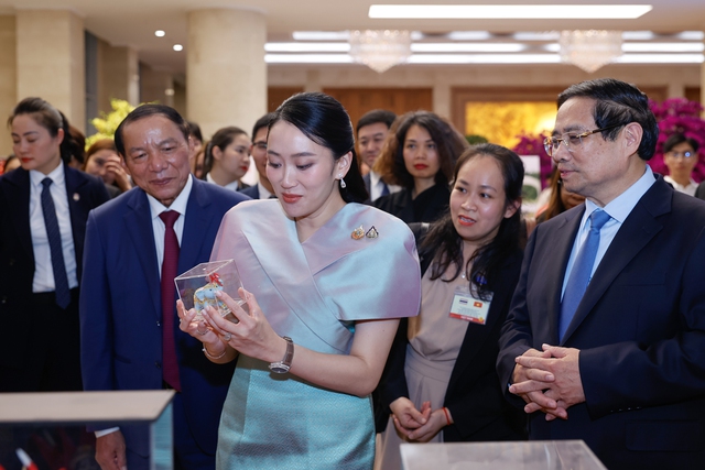 Thủ tướng Phạm Minh Chính cùng Thủ tướng Thái Lan tham quan triển lãm sản phẩm thủ công mỹ nghệ Việt Nam- Ảnh 5.