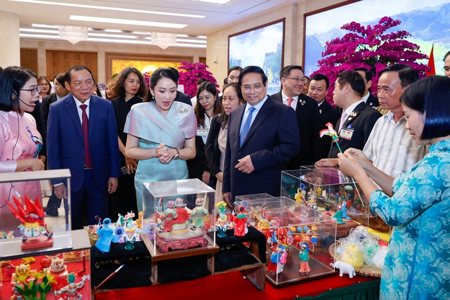 Thủ tướng Phạm Minh Chính cùng Thủ tướng Thái Lan tham quan triển lãm sản phẩm thủ công mỹ nghệ Việt Nam- Ảnh 6.