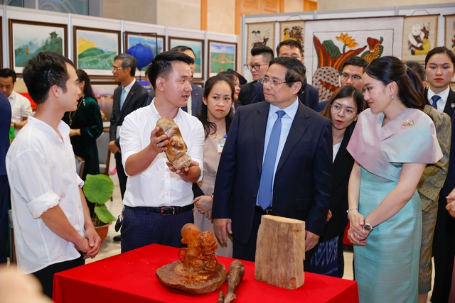 Thủ tướng Phạm Minh Chính cùng Thủ tướng Thái Lan tham quan triển lãm sản phẩm thủ công mỹ nghệ Việt Nam- Ảnh 7.
