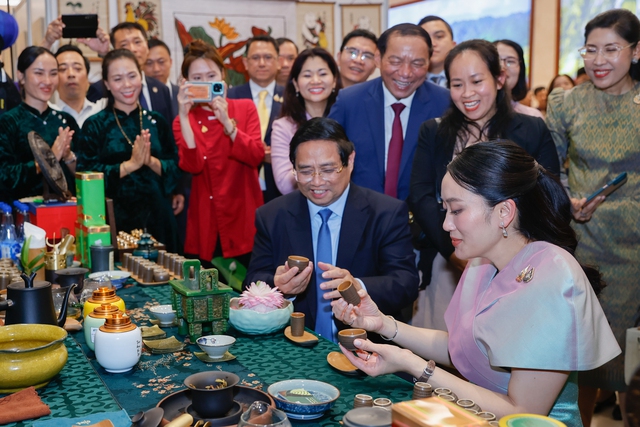Thủ tướng Phạm Minh Chính cùng Thủ tướng Thái Lan tham quan triển lãm sản phẩm thủ công mỹ nghệ Việt Nam- Ảnh 8.